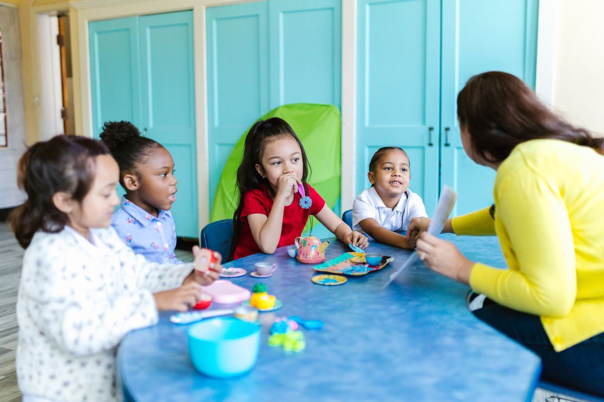 Crianças participando de uma atividade na educação infantil