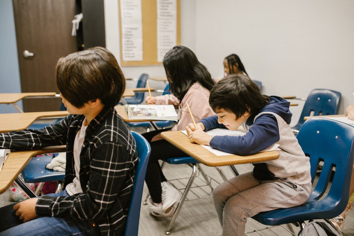 Alunos do ensino fundamental estudando em sala