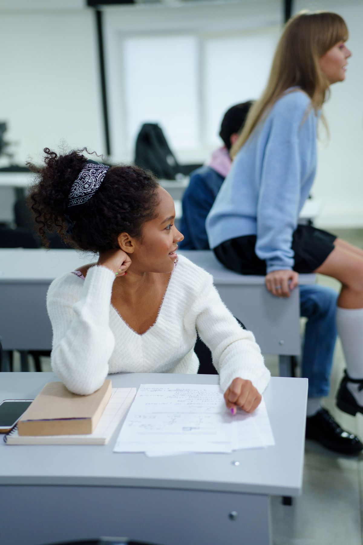 Estudantes do ensino médio em sala de aula